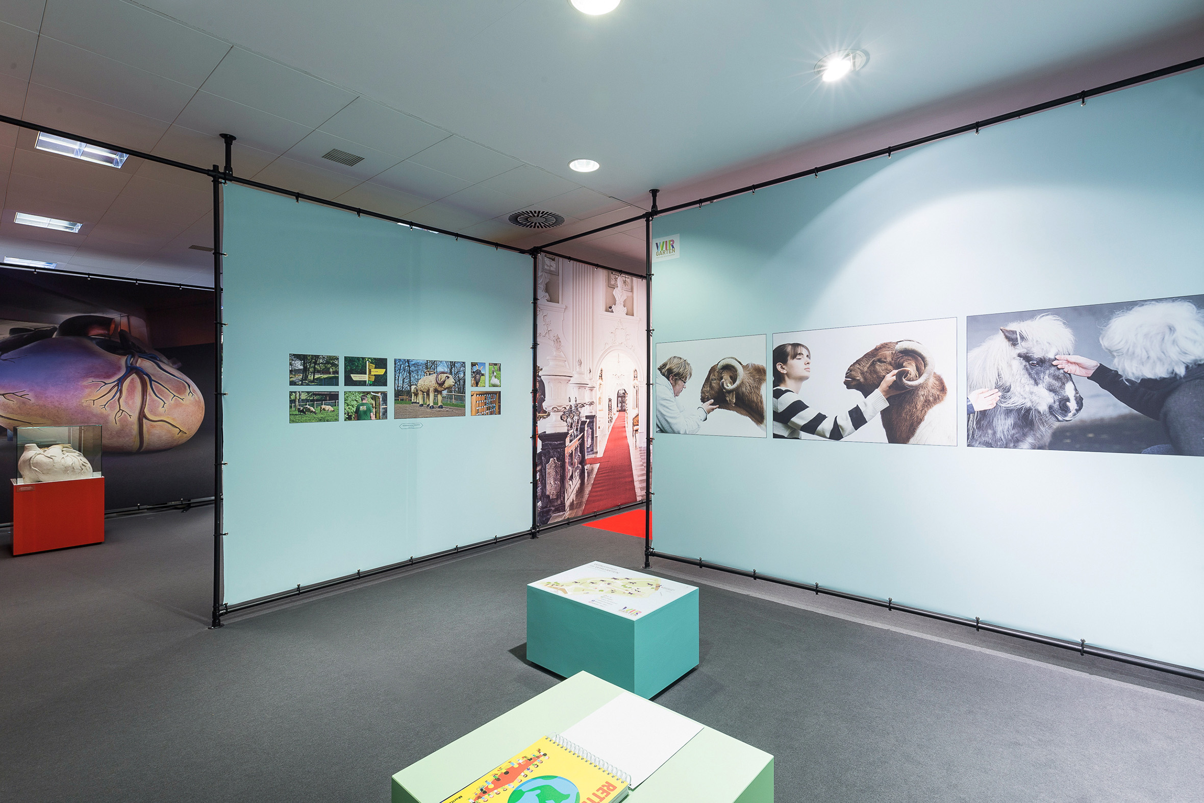 Tonia Bürkle (blaugrau): Unter einem Dach – 12 Museen entdecken für Gemeinschaftsausstellung der Fuldaer Museen im Konzeptkaufhaus Karl, ehemals Galeria Kaufhof 18